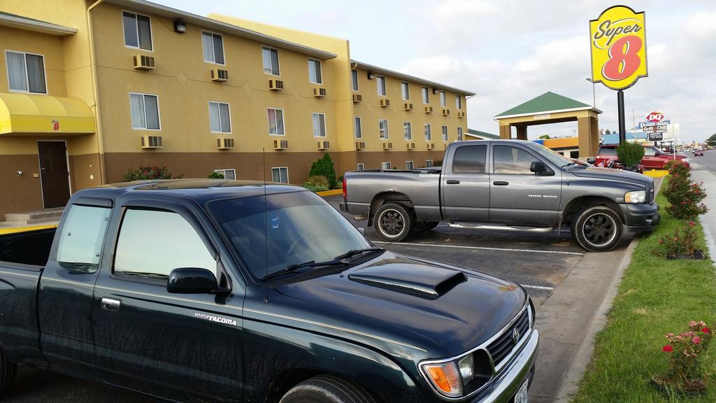 Super 8 By Wyndham Dodge City Exterior foto