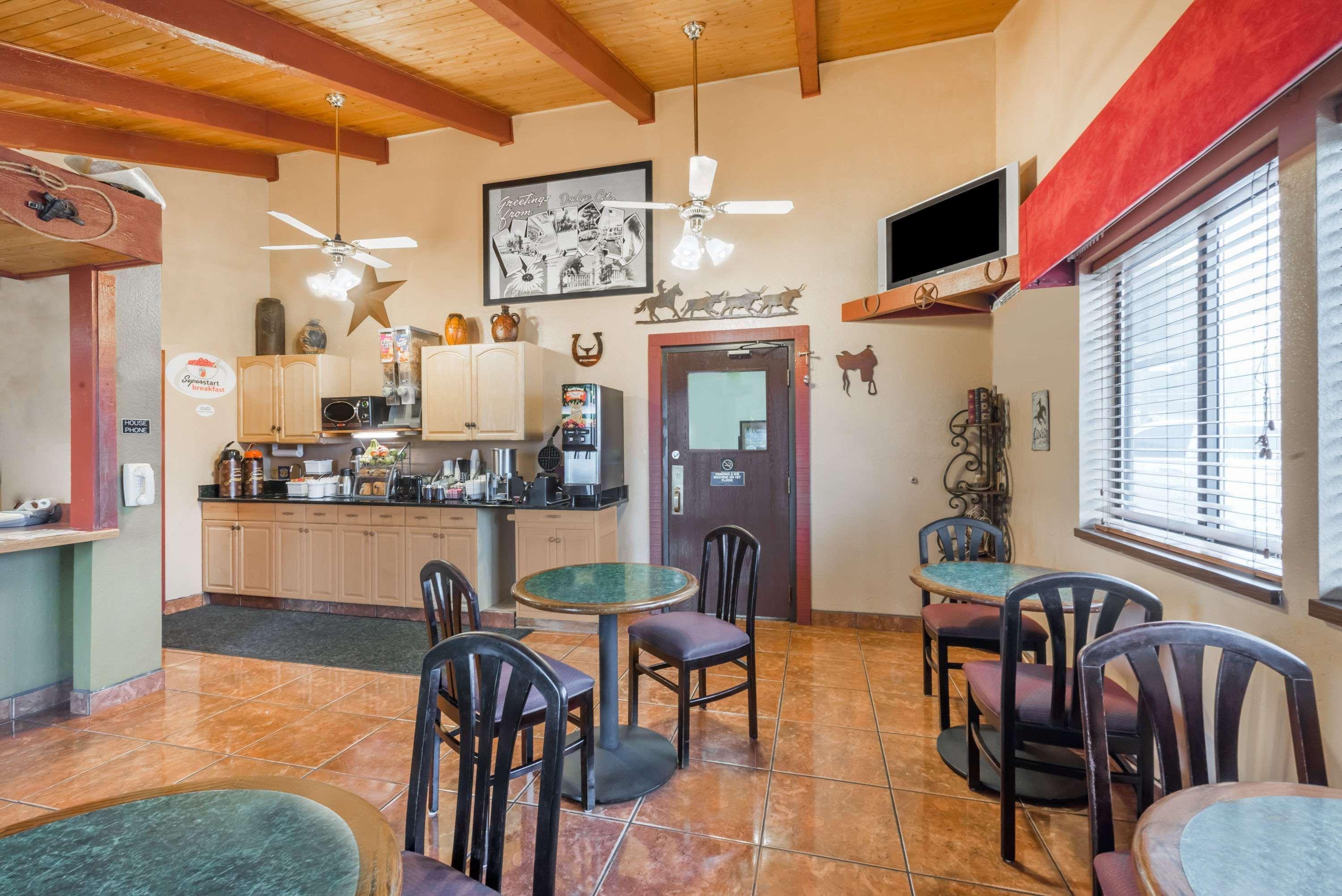 Super 8 By Wyndham Dodge City Exterior foto