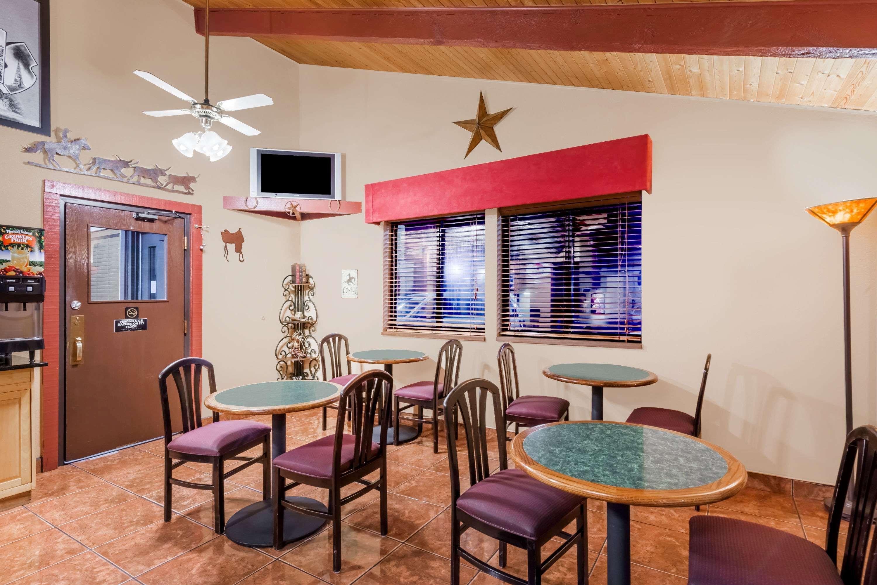 Super 8 By Wyndham Dodge City Exterior foto