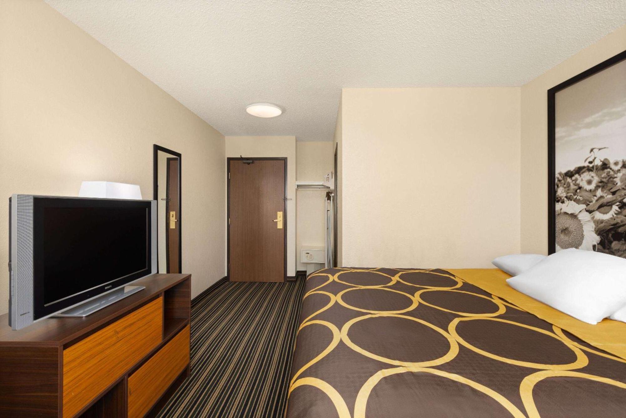 Super 8 By Wyndham Dodge City Exterior foto