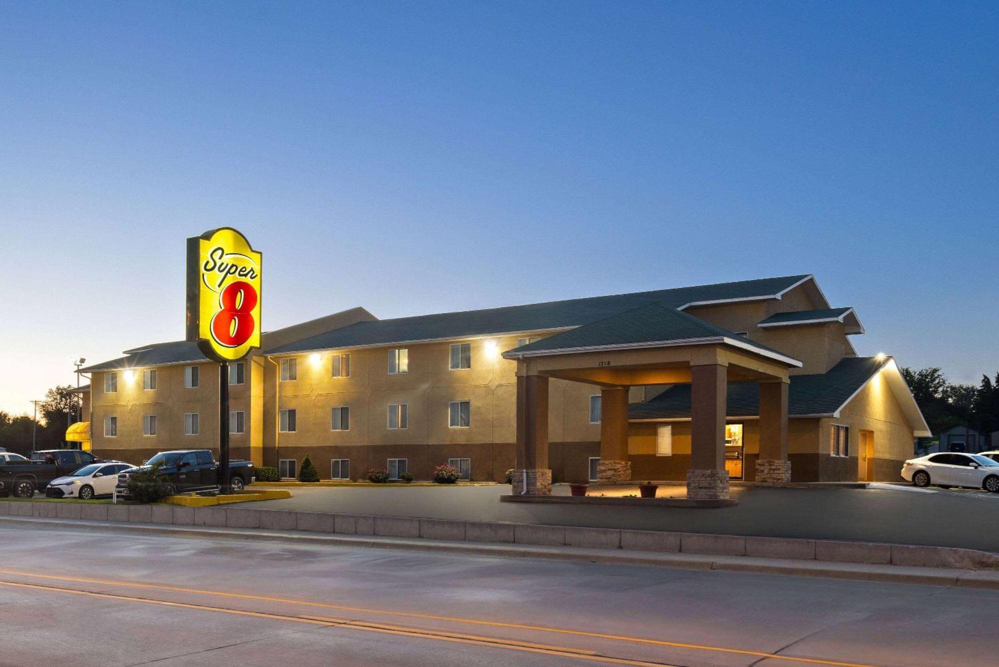 Super 8 By Wyndham Dodge City Exterior foto