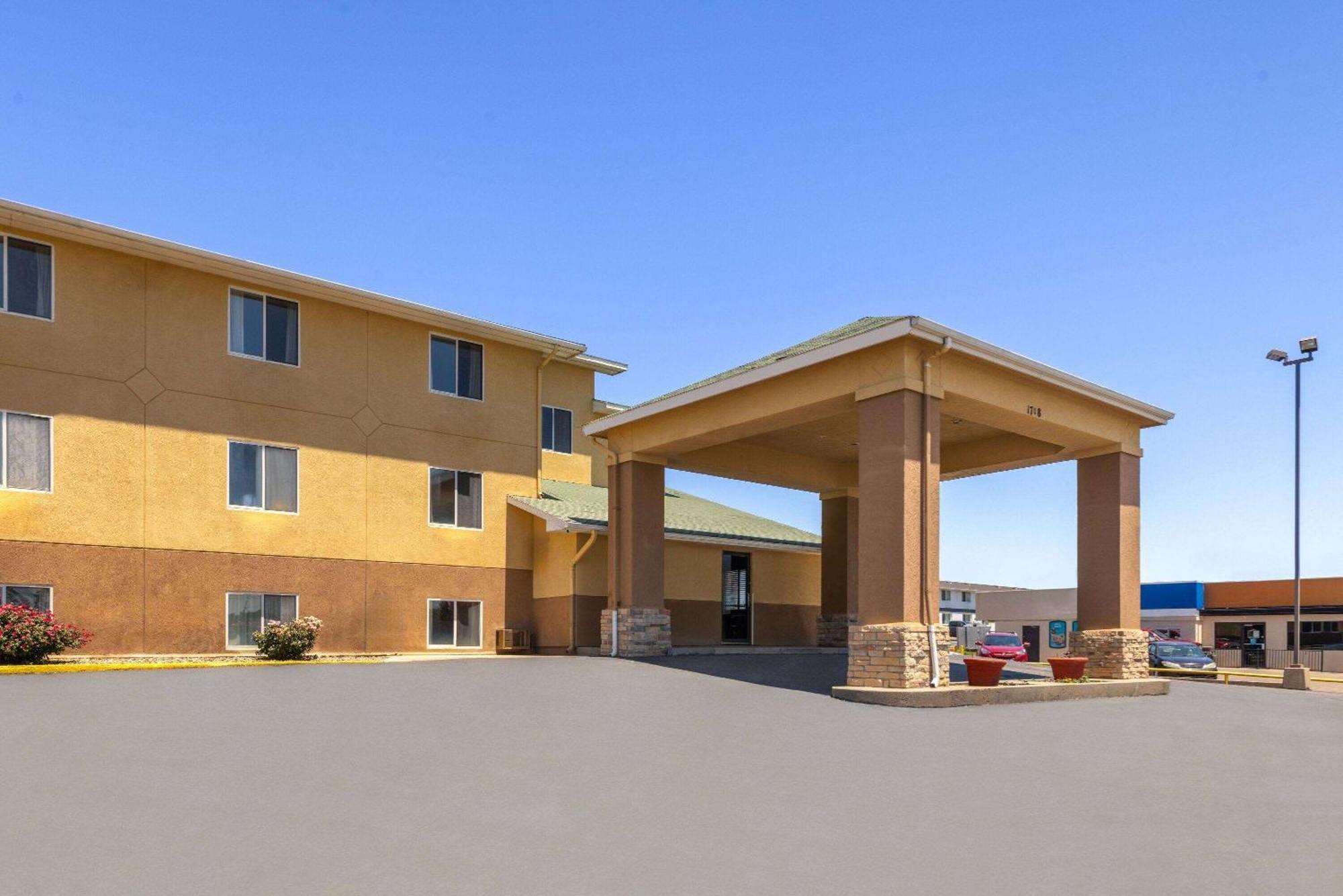 Super 8 By Wyndham Dodge City Exterior foto